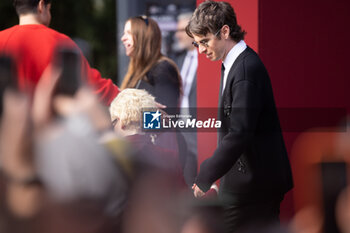 2024-09-20 - Mark Foster and Julia Garner attend the Gucci Women's Spring Summer 2025 Fashion Show during the Milan Fashion Week Womenswear Spring/Summer 2025 at Triennale di Milano on September 20, 2024 in Milan, Italy. ©Photo: Cinzia Camela - GUCCI - ARRIVALS - WOMEN'S SPRING SUMMER 2025 FASHION SHOW  - NEWS - FASHION