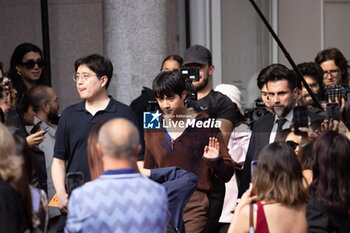 2024-09-20 - Jin, of BTS, leaves the Gucci Women's Spring Summer 2025 Fashion Show during the Milan Fashion Week Womenswear Spring/Summer 2025 at Triennale di Milano on September 20, 2024 in Milan, Italy. ©Photo: Cinzia Camela - GUCCI - ARRIVALS - WOMEN'S SPRING SUMMER 2025 FASHION SHOW  - NEWS - FASHION