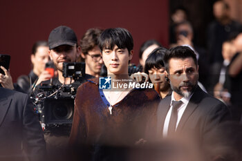 2024-09-20 - Jin, of BTS, leaves the Gucci Women's Spring Summer 2025 Fashion Show during the Milan Fashion Week Womenswear Spring/Summer 2025 at Triennale di Milano on September 20, 2024 in Milan, Italy. ©Photo: Cinzia Camela - GUCCI - ARRIVALS - WOMEN'S SPRING SUMMER 2025 FASHION SHOW  - NEWS - FASHION