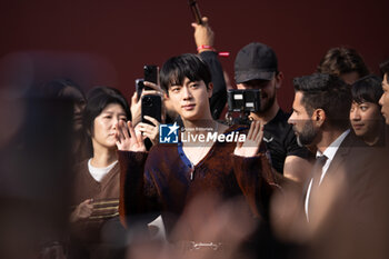 2024-09-20 - Jin, of BTS, leaves the Gucci Women's Spring Summer 2025 Fashion Show during the Milan Fashion Week Womenswear Spring/Summer 2025 at Triennale di Milano on September 20, 2024 in Milan, Italy. ©Photo: Cinzia Camela - GUCCI - ARRIVALS - WOMEN'S SPRING SUMMER 2025 FASHION SHOW  - NEWS - FASHION