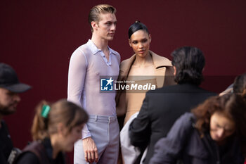 2024-09-20 - Nara Smith and Lucky Blue Smith leaves the Gucci Women's Spring Summer 2025 Fashion Show during the Milan Fashion Week Womenswear Spring/Summer 2025 at Triennale di Milano on September 20, 2024 in Milan, Italy. ©Photo: Cinzia Camela - GUCCI - ARRIVALS - WOMEN'S SPRING SUMMER 2025 FASHION SHOW  - NEWS - FASHION