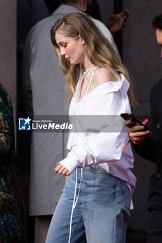 2024-09-20 - Hannah Dodd attends the Gucci Women's Spring Summer 2025 Fashion Show during the Milan Fashion Week Womenswear Spring/Summer 2025 at Triennale di Milano on September 20, 2024 in Milan, Italy. ©Photo: Cinzia Camela - GUCCI - ARRIVALS - WOMEN'S SPRING SUMMER 2025 FASHION SHOW  - NEWS - FASHION