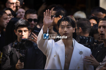 2024-09-21 - Choi San arrives at the Dolce & Gabbana fashion show during the Milan Womenswear Spring/Summer 2025 on September 21, 2024 in Milan, Italy. ©Photo: Cinzia Camela. - DOLCE & GABBANA - ARRIVALS - MILAN FASHION WEEK - WOMENSWEAR SPRING/SUMMER 2025 - NEWS - FASHION