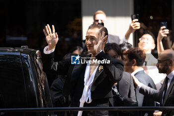 2024-09-21 - A guest arrives at the Dolce & Gabbana fashion show during the Milan Womenswear Spring/Summer 2025 on September 21, 2024 in Milan, Italy. ©Photo: Cinzia Camela. - DOLCE & GABBANA - ARRIVALS - MILAN FASHION WEEK - WOMENSWEAR SPRING/SUMMER 2025 - NEWS - FASHION