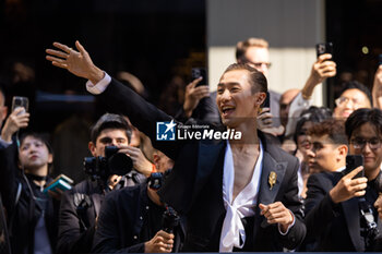 2024-09-21 - A guest arrives at the Dolce & Gabbana fashion show during the Milan Womenswear Spring/Summer 2025 on September 21, 2024 in Milan, Italy. ©Photo: Cinzia Camela. - DOLCE & GABBANA - ARRIVALS - MILAN FASHION WEEK - WOMENSWEAR SPRING/SUMMER 2025 - NEWS - FASHION