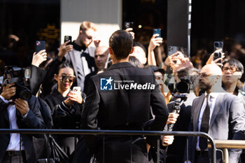 2024-09-21 - A guest arrives at the Dolce & Gabbana fashion show during the Milan Womenswear Spring/Summer 2025 on September 21, 2024 in Milan, Italy. ©Photo: Cinzia Camela. - DOLCE & GABBANA - ARRIVALS - MILAN FASHION WEEK - WOMENSWEAR SPRING/SUMMER 2025 - NEWS - FASHION