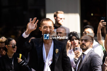 2024-09-21 - A guest arrives at the Dolce & Gabbana fashion show during the Milan Womenswear Spring/Summer 2025 on September 21, 2024 in Milan, Italy. ©Photo: Cinzia Camela. - DOLCE & GABBANA - ARRIVALS - MILAN FASHION WEEK - WOMENSWEAR SPRING/SUMMER 2025 - NEWS - FASHION