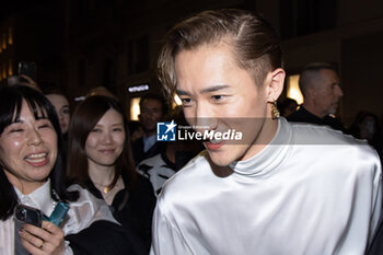 2024-09-21 - A guest is seen departing the Dolce & Gabbana after party on September 21, 2024, in Milan, Italy. ©Photo: Cinzia Camela. - DOLCE & GABBANA AFTER PARTY AT MARTINI BAR - NEWS - FASHION