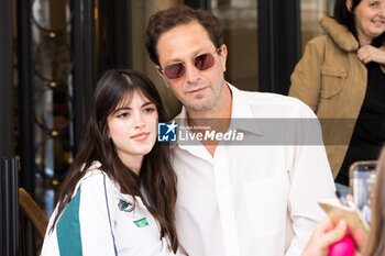 2024-09-22 - Ebon Moss Bachrach is seen with a fan in Milan during Milan Fashion Week - Womenswear Spring/Summer 2025 on September 22, 2024 in Milan, Italy. ©Photo: Cinzia Camela. - CELEBRITY SIGHTINGS - MILAN FASHION WEEK - WOMENSWEAR SPRING/SUMMER 2025 - NEWS - FASHION