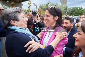 2024-05-27 - Elly Schlein and Isa Mantelli president of Calabrian Solidarity Centre and Jasmine Cristallo candidate for EU elections - ELLY SCHLEIN VISITS CALABRIAN SOLIDARITY CENTRE - NEWS - POLITICS