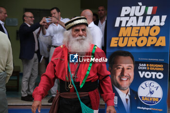 2024-05-27 - A man dressed as Garibaldi during the meeting of The Minister of Transport and Infrastructure and Deputy Prime Minister, Matteo Salvin with his electorate for the European elections 2024 in Salerno. - EUROPEAN ELECTIONS 2024, MATTEO SALVINI IN SALERNO - NEWS - POLITICS