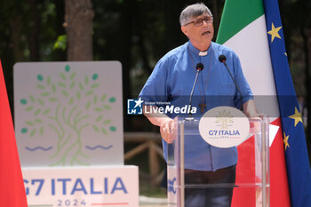 2024-05-28 - Don Maurizio Patriciello parroco della chiesa del Parco Verde di Caivano during the inauguration of the 'Centro Pino Daniele' sports centre in Caivano, 300 metres from the Parco Verde, opening the sports facilities of the former Delphinia centre to the city. The 5-hectare sports centre will not only return the swimming pool to the city but will also have equipment for 44 sports disciplines, with 20 fields and playgrounds. The project involved Sport and Health, the Army and the Fiamme Oro of the State Police. A 500-seat theatre and an amphitheatre for 1,000 people will also be built. The urban park will be named after Rosario Livatino. - PRIME MINISTER GIORGIA MELONI IN CAIVANO - NEWS - POLITICS