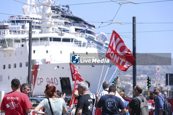 2024-05-31 - Protesters of NO PONTE movement, protest against the government and the Infrastructure and transport Minister Matteo Salvini at the meeting “L’Italia dei Si 2023 - 2032 Progetti e grandi opere in Italia” on board of the Coast Guard ship “Luigi Dattilo “ in Messina - “L’ITALIA DEI Sì 2023-2032 - PROGETTI E GRANDI OPERE IN ITALIA” - NEWS - POLITICS