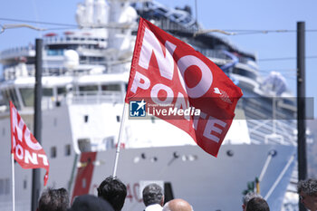 2024-05-31 - Protesters of NO PONTE movement, protest against the government and the Infrastructure and transport Minister Matteo Salvini at the meeting “L’Italia dei Si 2023 - 2032 Progetti e grandi opere in Italia” on board of the Coast Guard ship “Luigi Dattilo “ in Messina - “L’ITALIA DEI Sì 2023-2032 - PROGETTI E GRANDI OPERE IN ITALIA” - NEWS - POLITICS