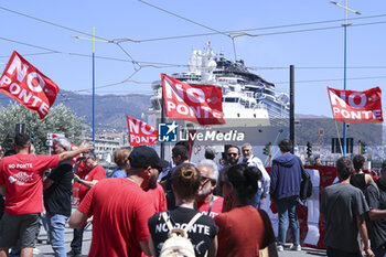 2024-05-31 - Protesters of NO PONTE movement, protest against the government and the Infrastructure and transport Minister Matteo Salvini at the meeting “L’Italia dei Si 2023 - 2032 Progetti e grandi opere in Italia” on board of the Coast Guard ship “Luigi Dattilo “ in Messina - “L’ITALIA DEI Sì 2023-2032 - PROGETTI E GRANDI OPERE IN ITALIA” - NEWS - POLITICS