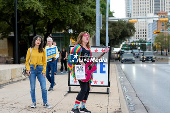 2024-11-05 - A musician sings to passersby outside the polling place at City Hall. Voters in the Texas capital were met with short lines at most polling places across the metropolitan area on the morning of Election Day. - VOTING DAY - UNITED STATES PRESIDENTIAL ELECTION IN TEXAS - NEWS - POLITICS