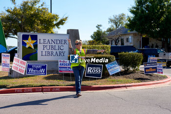 2024-11-05 - An election worker directs traffic into the parking lot of a polling place in the final hours of voting on Election Day. Voters across the state capital area were met with short lines at most polling places throughout the day, as more than 9 million Texans took advantage of the state’s early voting period. - VOTING DAY - UNITED STATES PRESIDENTIAL ELECTION IN TEXAS - NEWS - POLITICS