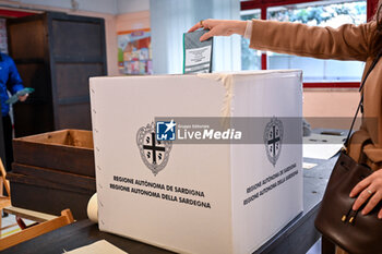 2024-02-25 - Scheda elettorale inserimento dentro Urna, Elezioni consiglio Regionale Sardegna - ELEZIONI CONSIGLIO REGIONALE SARDEGNA - REPORTAGE - POLITICS