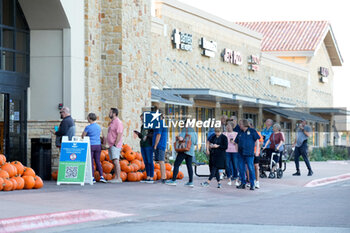 2024-10-29 - Voters wait to cast their ballots outside a polling place as early voting is underway in the U.S. Presidential Election - UNITED STATES PRESIDENTIAL ELECTION - EARLY VOTING SCENES IN TEXAS - REPORTAGE - POLITICS