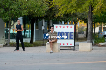 2024-10-29 - Voters wait outside a polling place as early voting is underway - UNITED STATES PRESIDENTIAL ELECTION - EARLY VOTING SCENES IN TEXAS - REPORTAGE - POLITICS