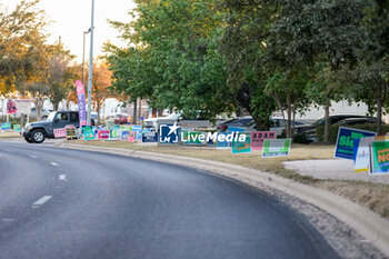 2024-10-29 - Political signs are on display outside a polling place as early voting is underway in the U.S. Presidential Election - UNITED STATES PRESIDENTIAL ELECTION - EARLY VOTING SCENES IN TEXAS - REPORTAGE - POLITICS