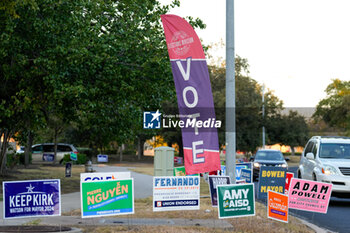 2024-10-29 - Political signs are on display outside a polling place as early voting is underway in the U.S. Presidential Election - UNITED STATES PRESIDENTIAL ELECTION - EARLY VOTING SCENES IN TEXAS - REPORTAGE - POLITICS