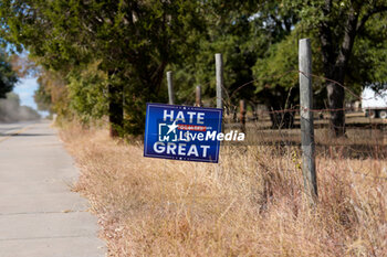 2024-10-29 - Residents display political signs and slogans as early voting is underway in the U.S. Presidential Election - UNITED STATES PRESIDENTIAL ELECTION - EARLY VOTING SCENES IN TEXAS - REPORTAGE - POLITICS