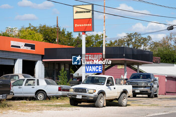 2024-10-29 - Residents display political signs and slogans as early voting is underway in the U.S. Presidential Election - UNITED STATES PRESIDENTIAL ELECTION - EARLY VOTING SCENES IN TEXAS - REPORTAGE - POLITICS