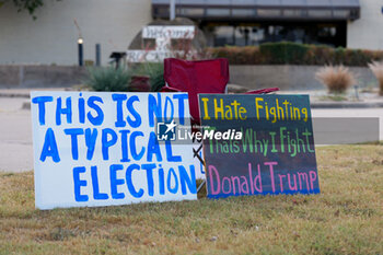 2024-10-29 - Residents display political signs and slogans as early voting is underway in the U.S. Presidential Election - UNITED STATES PRESIDENTIAL ELECTION - EARLY VOTING SCENES IN TEXAS - REPORTAGE - POLITICS