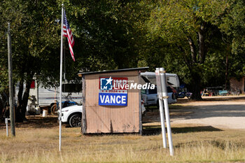 2024-10-29 - Residents display political signs and slogans as early voting is underway in the U.S. Presidential Election - UNITED STATES PRESIDENTIAL ELECTION - EARLY VOTING SCENES IN TEXAS - REPORTAGE - POLITICS