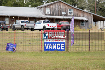 2024-10-29 - Residents display political signs and slogans as early voting is underway in the U.S. Presidential Election - UNITED STATES PRESIDENTIAL ELECTION - EARLY VOTING SCENES IN TEXAS - REPORTAGE - POLITICS