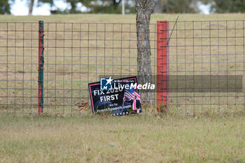 2024-10-29 - Residents display political signs and slogans as early voting is underway in the U.S. Presidential Election - UNITED STATES PRESIDENTIAL ELECTION - EARLY VOTING SCENES IN TEXAS - REPORTAGE - POLITICS