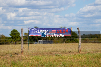 2024-10-29 - Residents display political signs and slogans as early voting is underway in the U.S. Presidential Election - UNITED STATES PRESIDENTIAL ELECTION - EARLY VOTING SCENES IN TEXAS - REPORTAGE - POLITICS