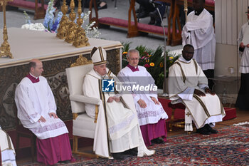 2024-03-31 - Pope Francis during the Holy Mass on Easter Sunday and “Urbi et Orbi” Blessing, 31 March 2024 at the St. Peter's Square Vatican City, Vatican. - HOLY MASS ON EASTER SUNDAY AND “URBI ET ORBI” BLESSING - NEWS - RELIGION