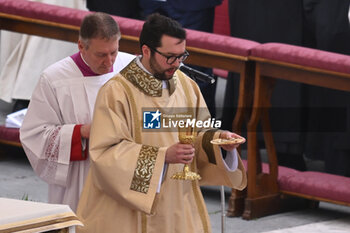 2024-03-31 - Pope Francis during the Holy Mass on Easter Sunday and “Urbi et Orbi” Blessing, 31 March 2024 at the St. Peter's Square Vatican City, Vatican. - HOLY MASS ON EASTER SUNDAY AND “URBI ET ORBI” BLESSING - NEWS - RELIGION