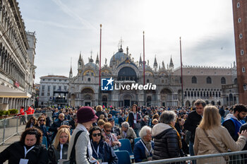 2024-04-28 - The faithful in St. Mark's Square await the Holy Father Pope Francis - VISIT OF HOLY FATHER POPE FRANCIS TO VENICE. - NEWS - RELIGION