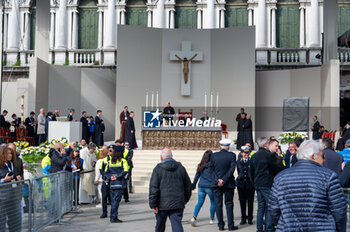 2024-04-28 - The large altar stage set up in front of the Correr Museum - VISIT OF HOLY FATHER POPE FRANCIS TO VENICE. - NEWS - RELIGION