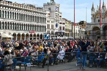 2024-04-28 - The faithful in St. Mark's Square await the Holy Father Pope Francis - VISIT OF HOLY FATHER POPE FRANCIS TO VENICE. - NEWS - RELIGION