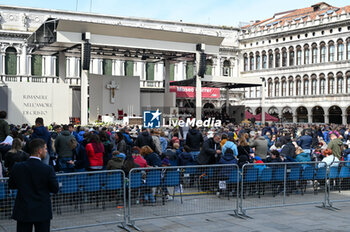 2024-04-28 - The large altar stage set up in front of the Correr Museum - VISIT OF HOLY FATHER POPE FRANCIS TO VENICE. - NEWS - RELIGION