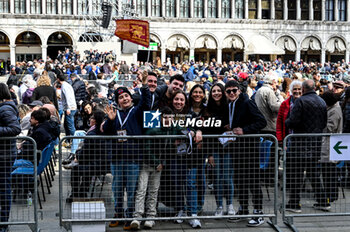 2024-04-28 - The faithful greet the Holy Father Pope Francis - VISIT OF HOLY FATHER POPE FRANCIS TO VENICE. - NEWS - RELIGION