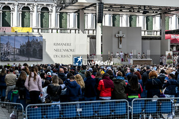 2024-04-28 - The large altar stage set up in front of the Correr Museum - VISIT OF HOLY FATHER POPE FRANCIS TO VENICE. - NEWS - RELIGION