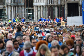 2024-04-28 - The faithful in St. Mark's Square await the Holy Father Pope Francis - VISIT OF HOLY FATHER POPE FRANCIS TO VENICE. - NEWS - RELIGION