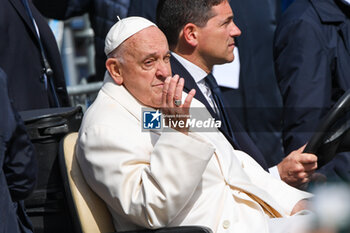 2024-04-28 - Pope Francis greets thousands of faithful as he arrives in St. Mark's Square - VISIT OF HOLY FATHER POPE FRANCIS TO VENICE. - NEWS - RELIGION