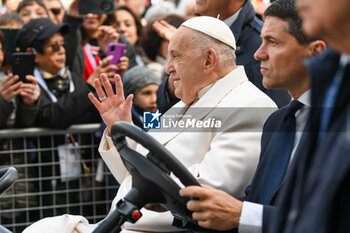 2024-04-28 - Pope Francis greets thousands of faithful as he arrives in St. Mark's Square - VISIT OF HOLY FATHER POPE FRANCIS TO VENICE. - NEWS - RELIGION