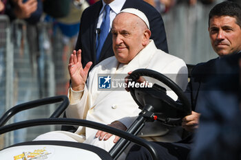 2024-04-28 - Pope Francis greets thousands of faithful as he arrives in St. Mark's Square - VISIT OF HOLY FATHER POPE FRANCIS TO VENICE. - NEWS - RELIGION