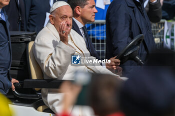 2024-04-28 - Pope Francis greets thousands of faithful as he arrives in St. Mark's Square - VISIT OF HOLY FATHER POPE FRANCIS TO VENICE. - NEWS - RELIGION