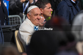 2024-04-28 - Pope Francis greets thousands of faithful as he arrives in St. Mark's Square - VISIT OF HOLY FATHER POPE FRANCIS TO VENICE. - NEWS - RELIGION