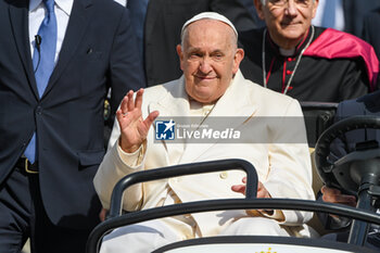 2024-04-28 - Pope Francis greets thousands of faithful as he arrives in St. Mark's Square - VISIT OF HOLY FATHER POPE FRANCIS TO VENICE. - NEWS - RELIGION