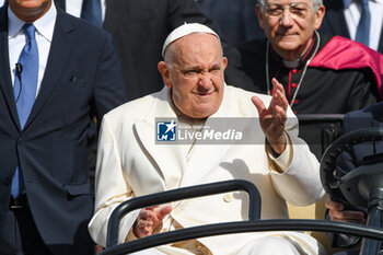 2024-04-28 - Pope Francis greets thousands of faithful as he arrives in St. Mark's Square - VISIT OF HOLY FATHER POPE FRANCIS TO VENICE. - NEWS - RELIGION