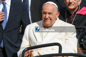 2024-04-28 - Pope Francis greets thousands of faithful as he arrives in St. Mark's Square - VISIT OF HOLY FATHER POPE FRANCIS TO VENICE. - NEWS - RELIGION